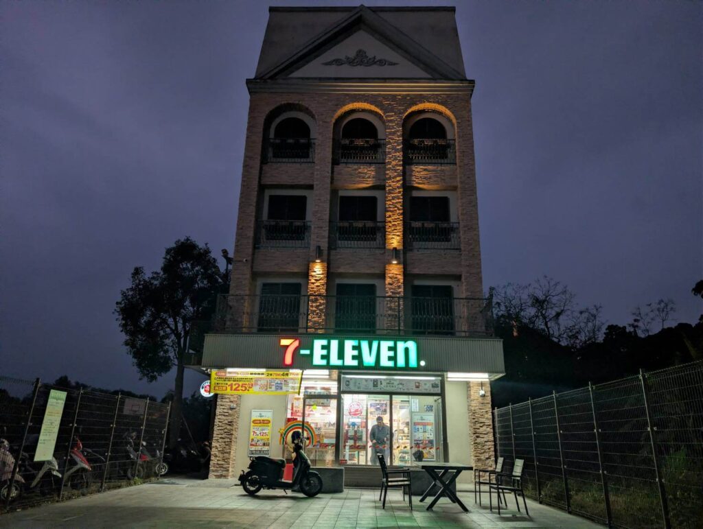 位於花蓮瑞穗的 7-ELEVEN 天合門市，緊鄰著「瑞穗天合國際觀光酒店」，建築外觀完美延續了飯店的歐式城堡美學，擁有精緻的圓拱窗與尖塔設計，在夜晚暖黃燈光的映照下，宛如童話故事中的夢幻小屋，是旅客造訪瑞穗溫泉區時必經的補給站與打卡熱點。