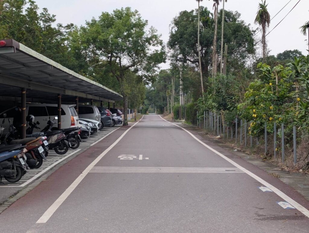 位於瑞穗天合國際觀光酒店 (Grand Cosmos Resort Ruisui) 旁的南六路 (Nanliu Road)，是一條筆直且清幽的林蔭大道，路面標示著「慢」字提醒旅人放慢腳步，左側設有整排的機車遮雨棚，兩旁綠樹成蔭，是通往這座夢幻城堡莊園與野奢度假秘境的必經之路。