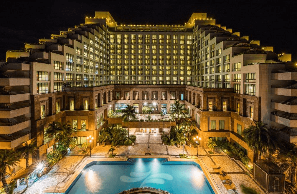 【台東寵物友善住宿】娜路彎大酒店 (Naruwan Hotel) 的宏偉建築夜景，獨特的梯田式階梯狀外觀是台東市區的著名地標，中庭設有大型戶外游泳池與美人湯SPA區，在夜間燈光投射下展現出氣派的五星級度假村氛圍。