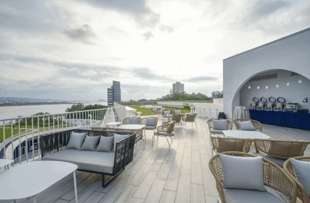 "淡水住宿精選示意圖"淡水將捷金鬱金香酒店頂樓戶外露台（望高樓），以純白拱門建築為特色，擺設舒適的藤編沙發座椅，擁有遼闊視野可飽覽淡水河岸風光。