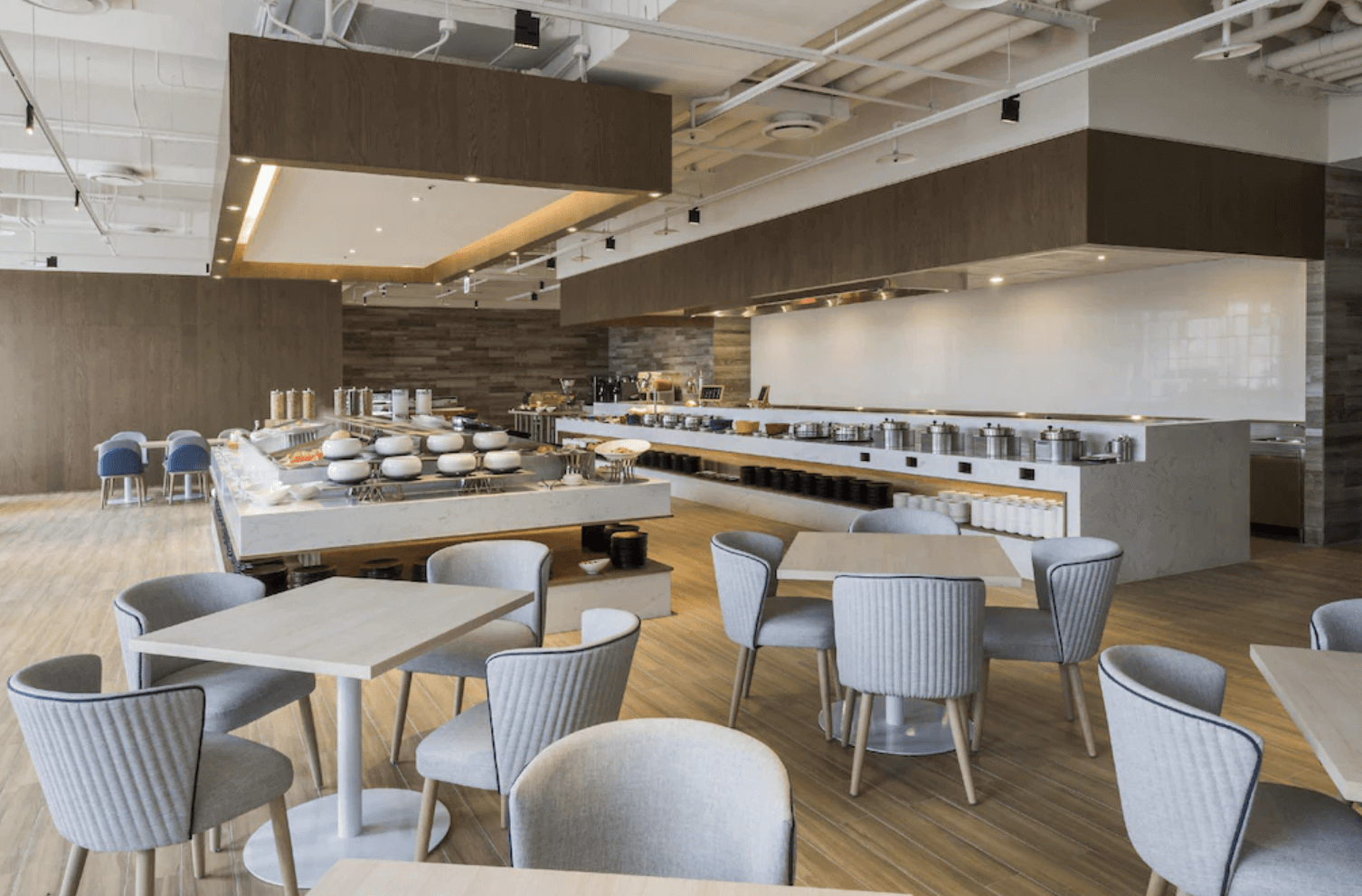 淡水將捷金鬱金香酒店河畔餐廳，採光明亮的用餐空間結合溫潤木質天花板設計，中央設有寬敞的自助餐取餐中島，座位區寬敞舒適。