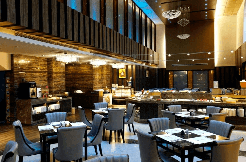 苗栗馥藝金鬱金香酒店趣吧自助餐廳，採挑高設計的用餐空間氣派非凡，懸掛著精緻的水晶吊燈，取餐檯動線寬敞，座位區典雅舒適，適合家庭聚餐或大型宴會。