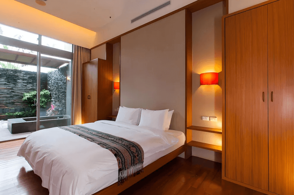 【台東寵物友善住宿】娜路彎大酒店 (Naruwan Hotel) 的豪華親子客房，房內最大亮點是設有專屬的木質溜滑梯雙層床與可愛的紅色Rody跳跳馬，搭配兩張寬敞舒適的雙人床與落地景觀窗，是台東極具代表性的家庭友善房型。