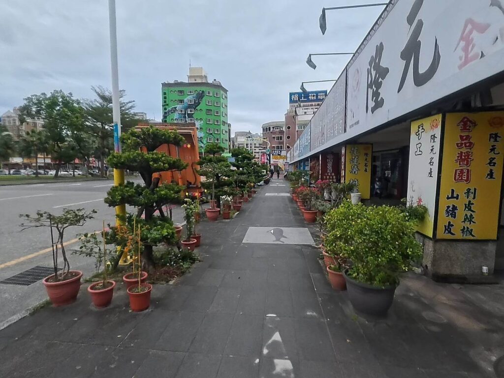 沿著花蓮火車站外的隆元名產商店街直走，前往「小旅行迷你公寓」的路線指引。