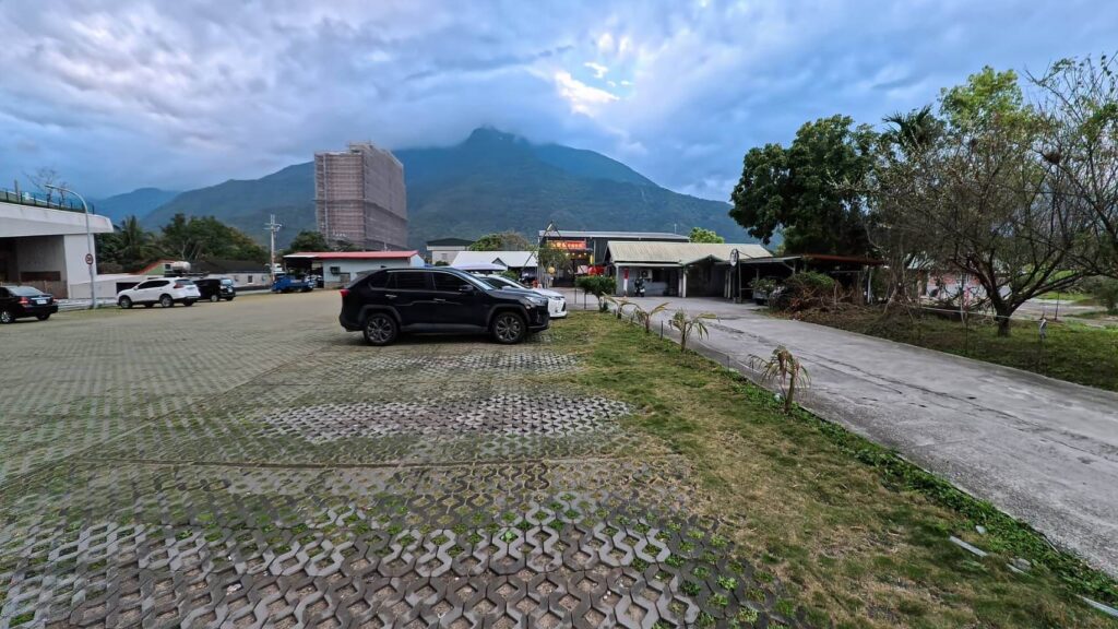 煙波太魯閣飯店的停車場空間，可停放多輛轎車