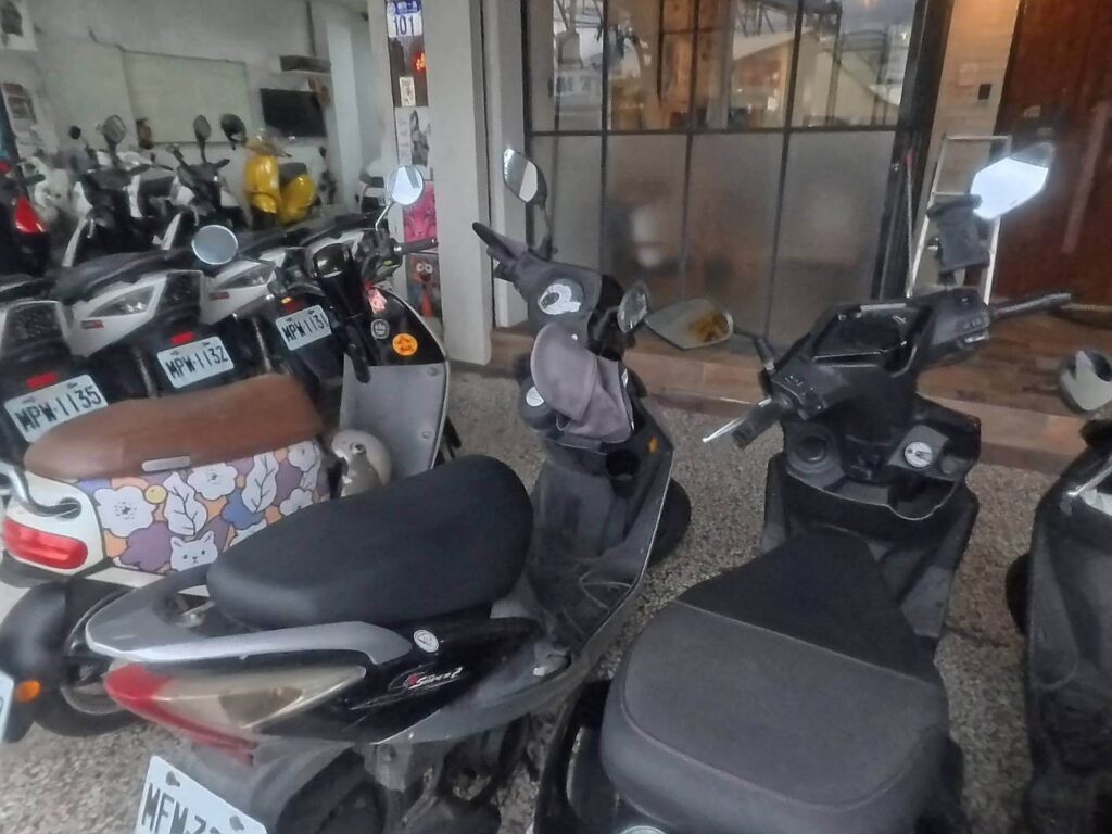 「小旅行迷你公寓」門口專屬的機車停車空間，提供入住旅客停放車輛