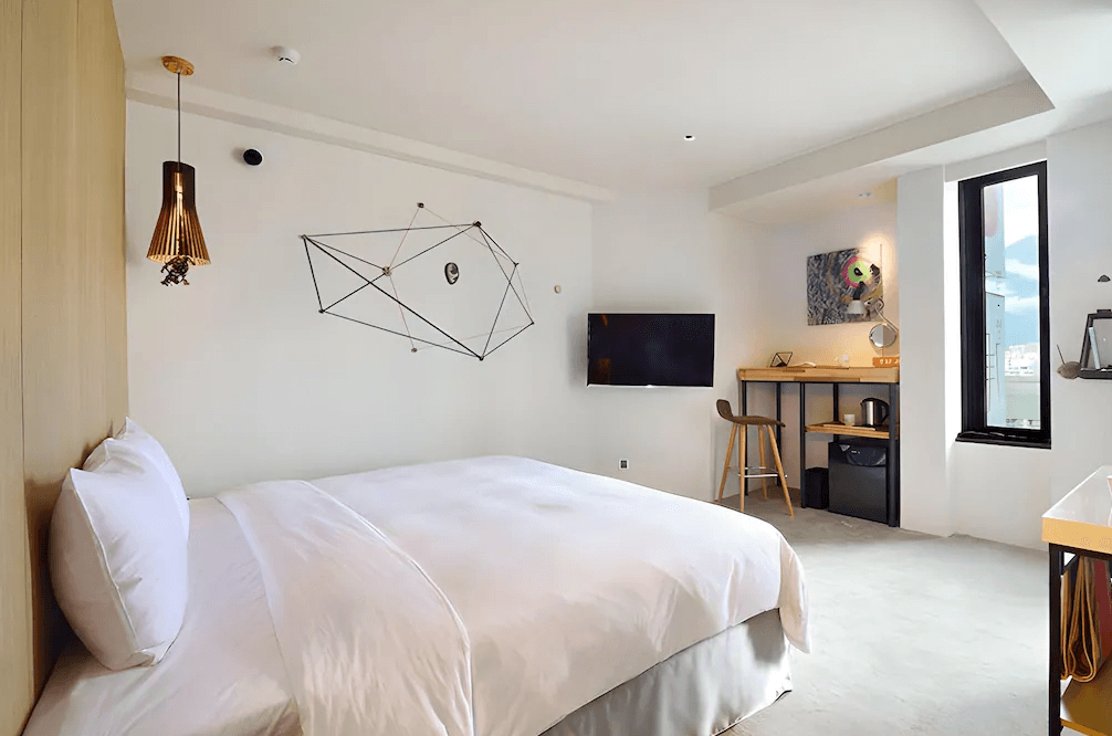 "花蓮火車站住宿精選示意圖"穎居花蓮民宿的蒂芬妮藍主題客房，擁有採光良好的落地窗陽台，房內擺放兩張白色美式風格床鋪，並裝飾有巴黎鐵塔造型燈飾。