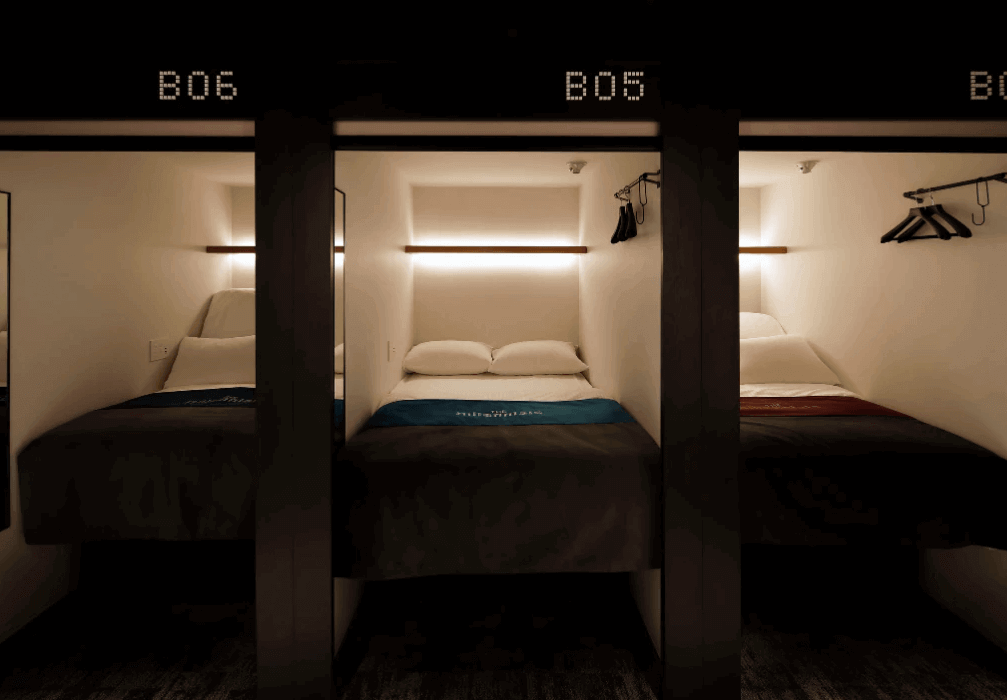 澀谷千禧旅館的高科技智慧膠囊房（Smart Pod），採上下舖設計但空間挑高寬敞，每個床位皆配有升降床墊與專屬置物區，結合簡約時尚的工業風設計，顛覆傳統膠囊旅館的擁擠印象。