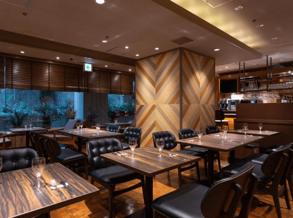 澀谷東急REI飯店Hush Hush餐廳，採用大量木質幾何拼貼裝飾柱面，搭配深色皮質座椅與溫暖燈光，營造出充滿質感的用餐氛圍，提供住客豐盛的自助式早餐。