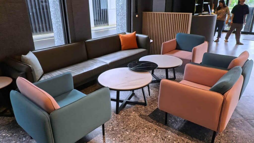 煙波花時間大廳沙發區，設計有質感，可以休息聽音樂