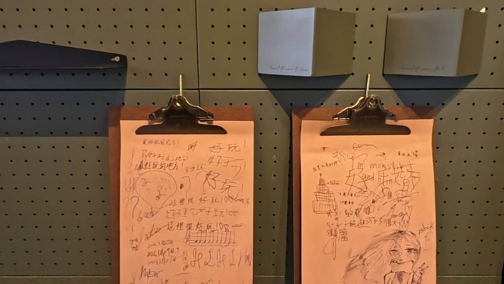煙波花時間音樂牆旁的記事本，可讓旅客隨心紀錄