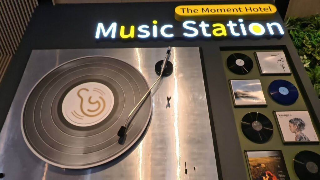 煙波花時間大廳音樂牆，可以挑選喜歡的音樂撥放