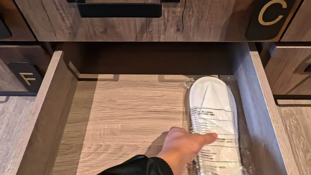 煙波花時間背包客房提供的拋棄式拖鞋