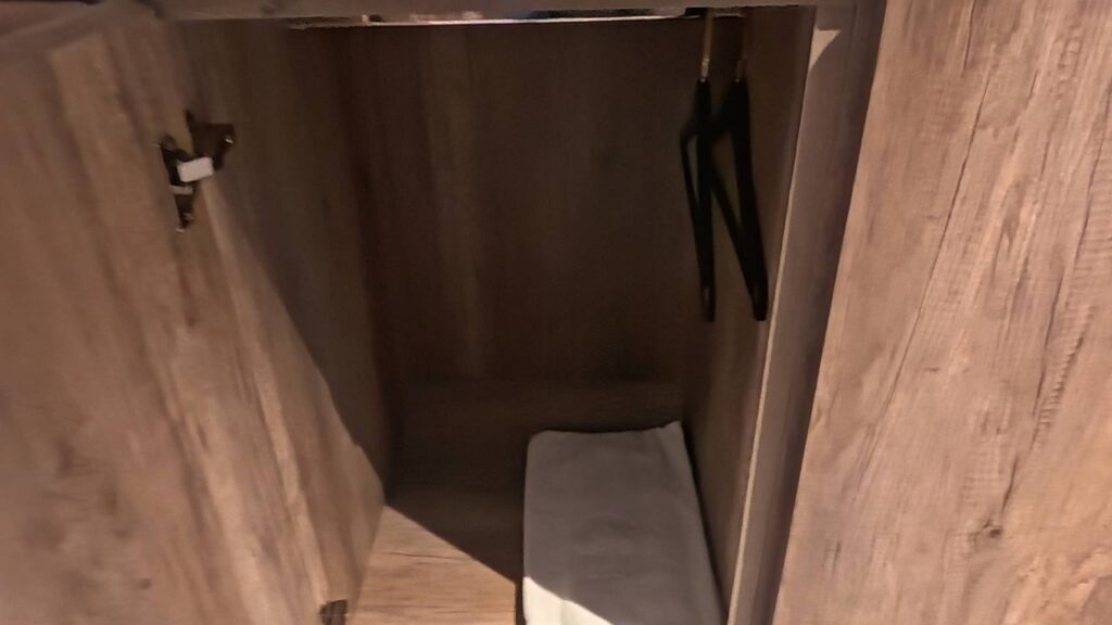 煙波花時間背包客房有密碼鎖的櫃子