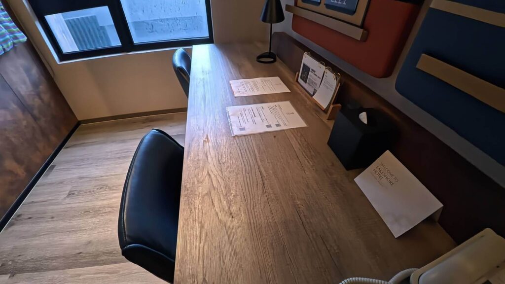 煙波花時間背包客房的書桌環境