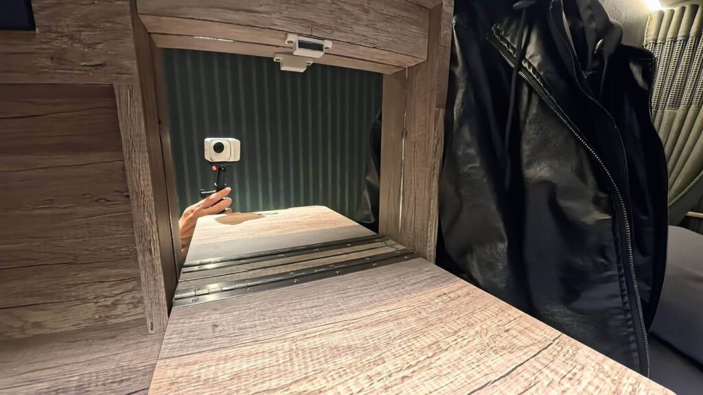 煙波花時間背包床位有小台桌和鏡子設計，要整理儀容化妝很便利