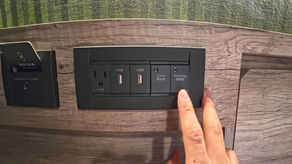 煙波花時間背包床位有提供三孔插座和USB插座，旁邊有兩盞燈開關