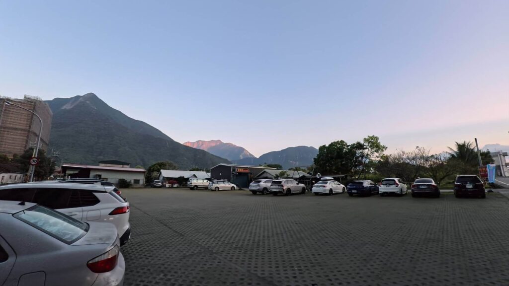 準備離開煙波花時間，在停車場看到的景色