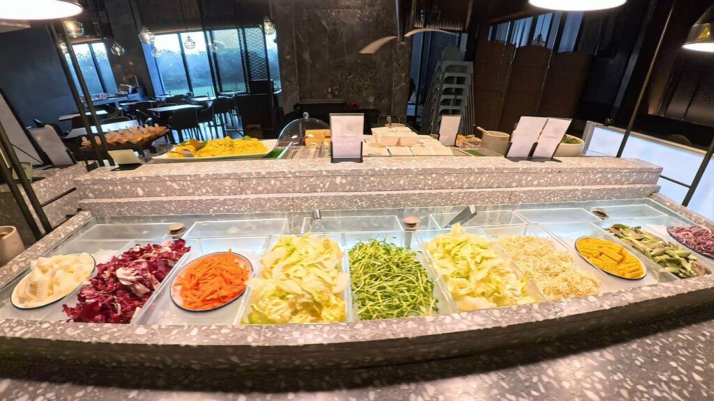 煙波花時間餐廳中島沙拉吧，種類豐富