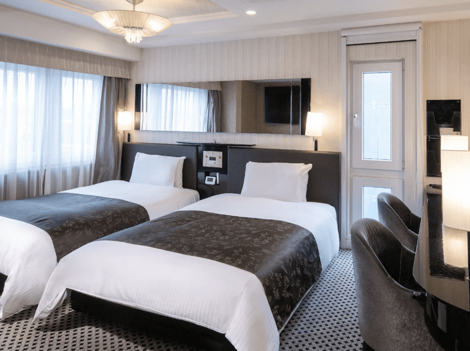 APA飯店-淺草雷門的精緻單人房實景，房內配備舒適大床、壁掛電視與簡約書桌，牆面裝飾著和風淺草圖騰，營造溫馨住宿氛圍