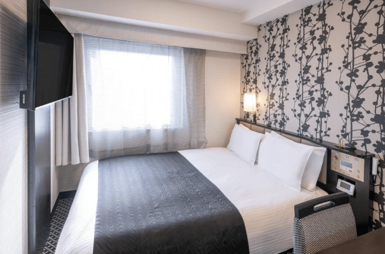 APA飯店-淺草雷門的標準雙床房，提供兩張整潔的單人床與床頭燈設施，牆面飾以和風圖案，環境乾淨舒適