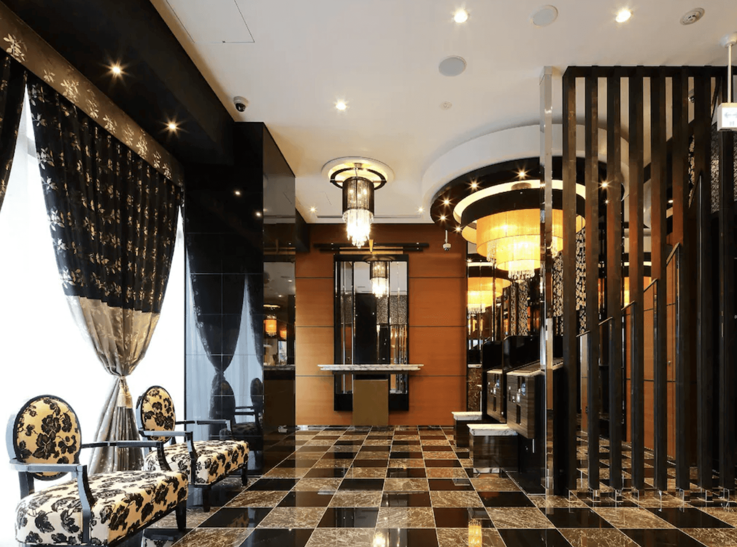 APA飯店-淺草雷門明亮整潔的餐廳用餐區，擺放多組木質餐桌椅，牆面裝飾著充滿當地特色的淺草寺五重塔圖騰，供旅客舒適享用餐點