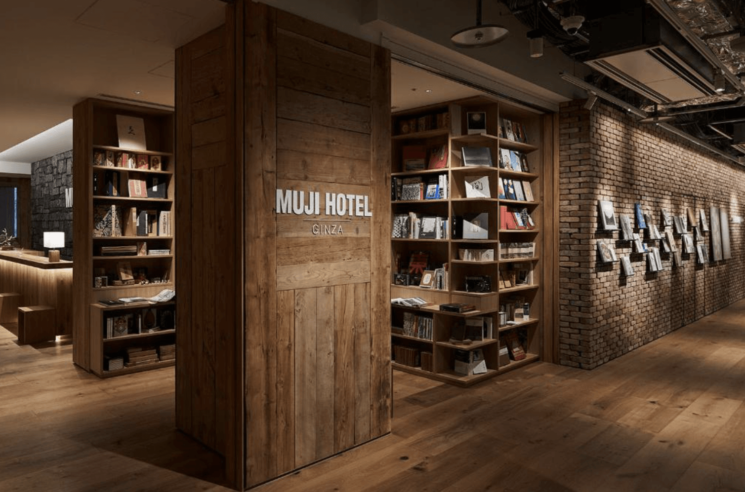 MUJI HOTEL GINZA附設餐廳「MUJI Diner Ginza」入口，掛有白色「和」字與「RESTAURANT」暖簾，陳列架展示精選日式生活良品與陶器，展現日式用餐氛圍。