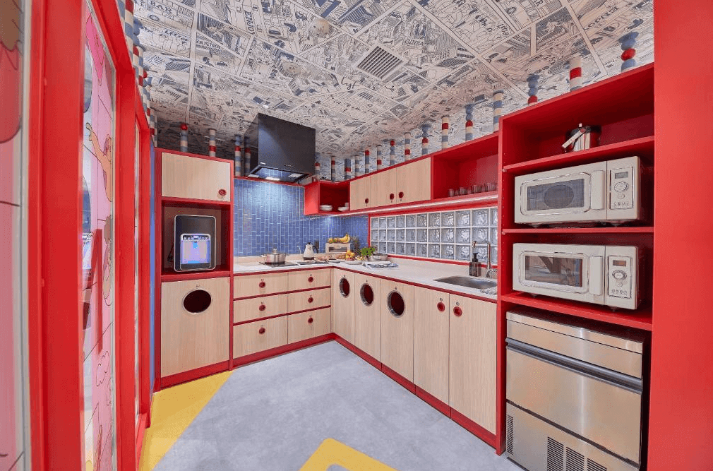 lyf銀座東京設備齊全的共用廚房，以大膽鮮明的紅色櫥櫃為視覺焦點，搭配質感復古的藍色磁磚牆面，配置了微波爐、電磁爐與飲水機等現代化廚房家電，讓住客能輕鬆享受自炊樂趣。