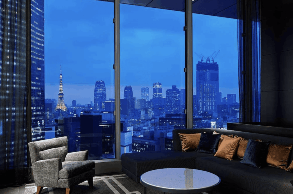 "銀座住宿精選示意圖"三井花園飯店銀座普米爾的衛浴空間。浴室採用時尚的灰黑色調石磚，設有寬敞的浴缸與獨立蓮蓬頭設施，提供旅客放鬆身心的沐浴環境。