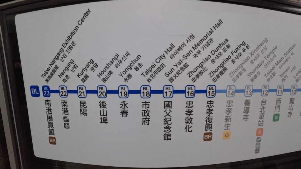 前往正旅館信義，先搭大眾運輸交通工具至市政府捷運站，再步行前往