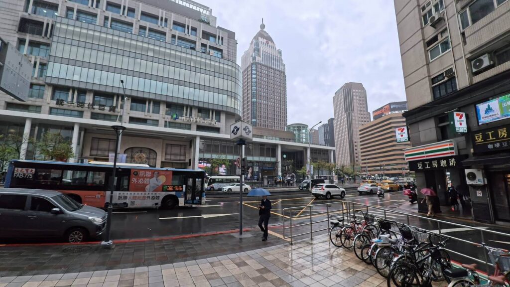 前往當天下雨，捷運站附近有超商，可以購買雨具