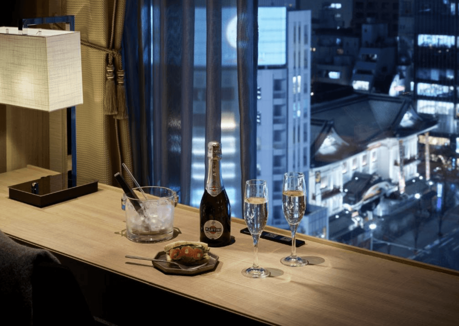 銀座千禧三井花園飯店的高層客房窗外景致。從大片落地窗向外望去，可以清晰看見東京著名的銀座街道建築群，展現繁華都市的地理優勢。