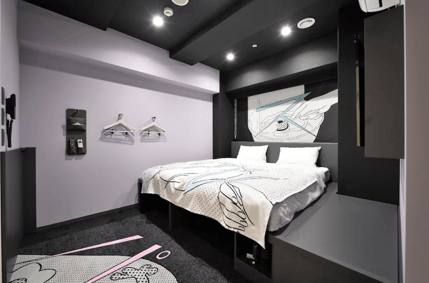 客房實景，設有兩張舒適的單人床，房內光線柔和，並配有大面鏡子與精緻吊燈，營造溫馨典雅的氛圍