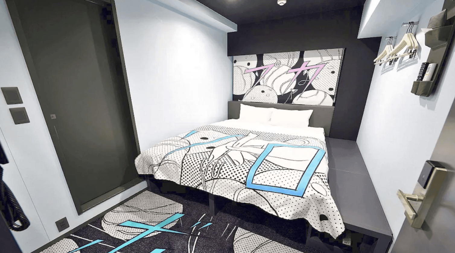 精緻大床房，牆面掛有液晶電視，床頭背牆採用充滿藝術感的紋理裝飾，空間設計簡約且功能齊全