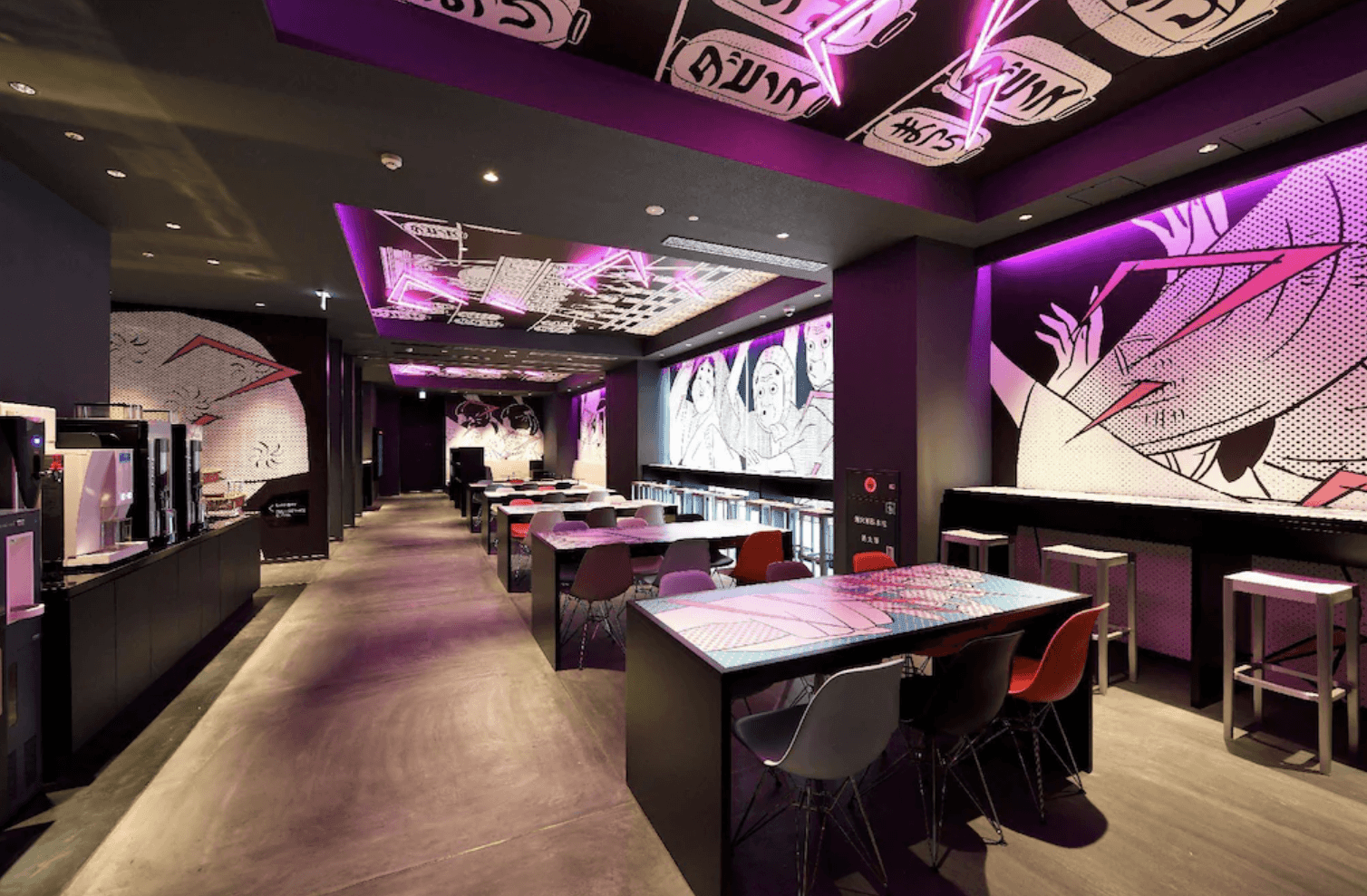 典型的日式一體化衛浴空間，包含免治馬桶、小巧洗手台以及帶有淋浴設備的浴缸