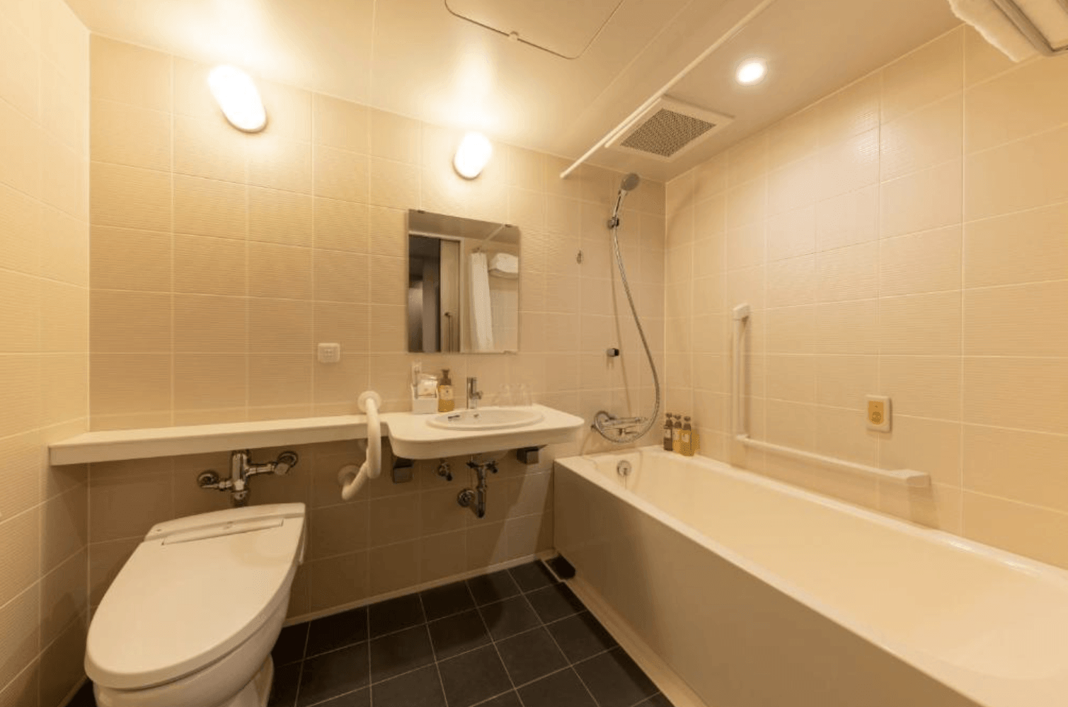 東京淺草簪飯店 (THE KANZASHI TOKYO ASAKUSA) 的衛浴空間，設計簡約整潔，提供免治馬桶與可供泡澡放鬆的浴缸設施