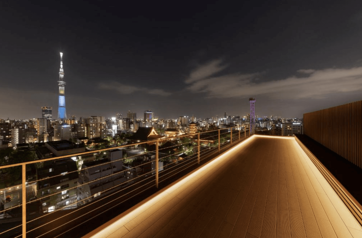東京淺草簪飯店 (THE KANZASHI TOKYO ASAKUSA) 頂樓的觀景露台，鋪設質感的木地板並配有柔和燈條，是近距離欣賞東京晴空塔與淺草景觀的絕佳場域