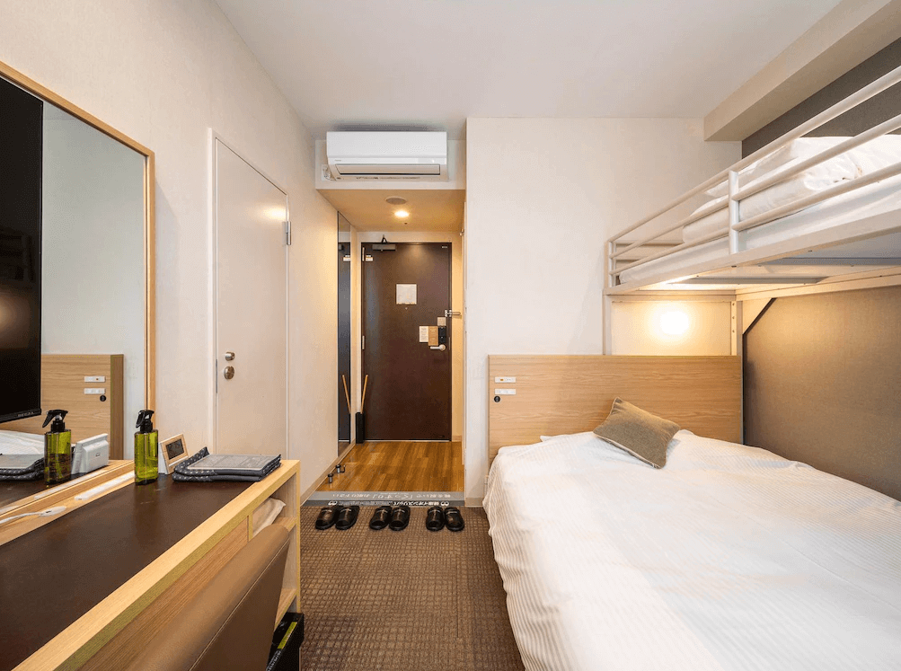 東京站八重洲中央口超級精選飯店極具特色的上下舖客房（Super Room），下層為寬敞舒適的雙人床，上層則配置堅固的金屬單人高架床，完美善用垂直空間，是非常適合三五好友或小家庭經濟實惠的住宿選擇。