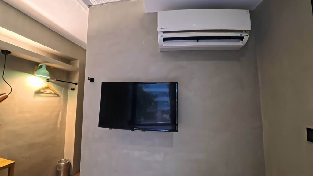 正旅館信義單人房間內有電視及冷氣可使用