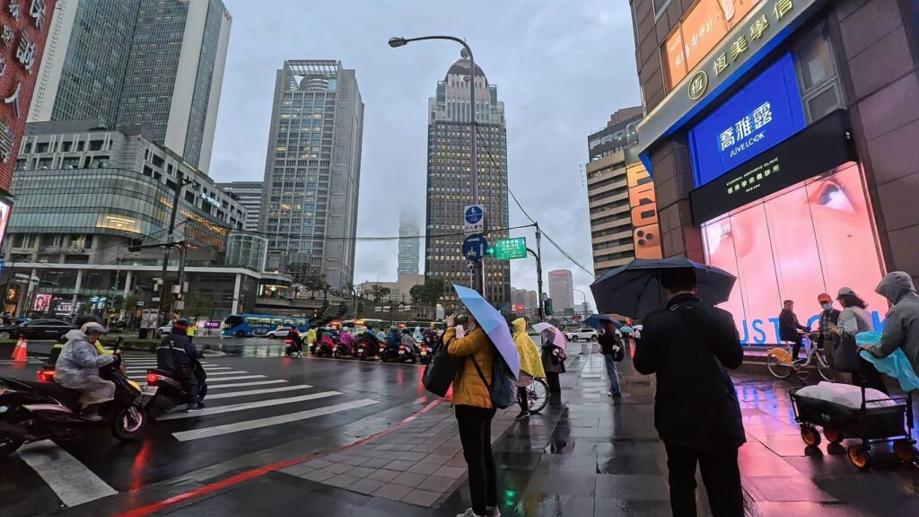 正旅館信義前往附近晚餐路上