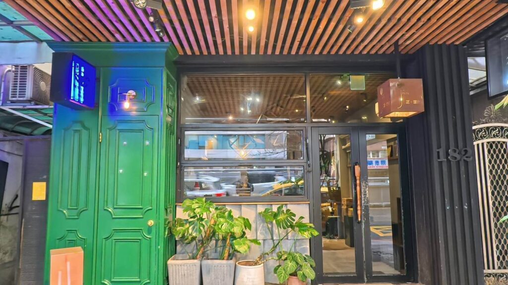 正旅館信義外觀，設計有點時尚和文青，用很多燈飾