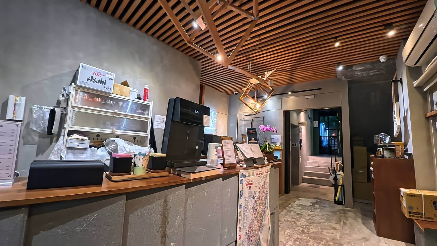 正旅館信義大廳，進門左側不是櫃台，櫃台在後方