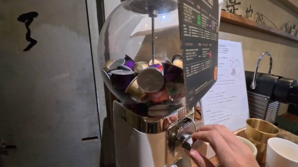 膠囊咖啡是用扭蛋機方式選口味