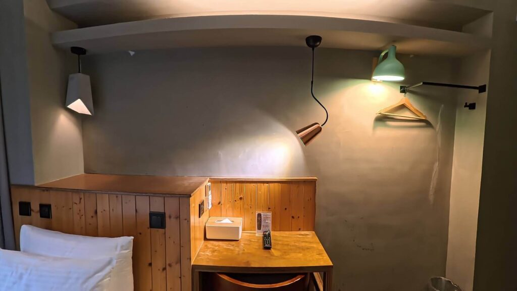 正旅館信義書桌空間，燈光條件很好，使用筆電辦公很方便