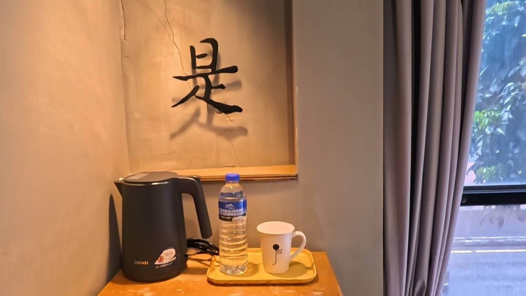 正旅館信義mini bar，桌面上提供熱水壺及礦泉水，可以拿熱水壺到大廳裝飲水機的水，方便又環保