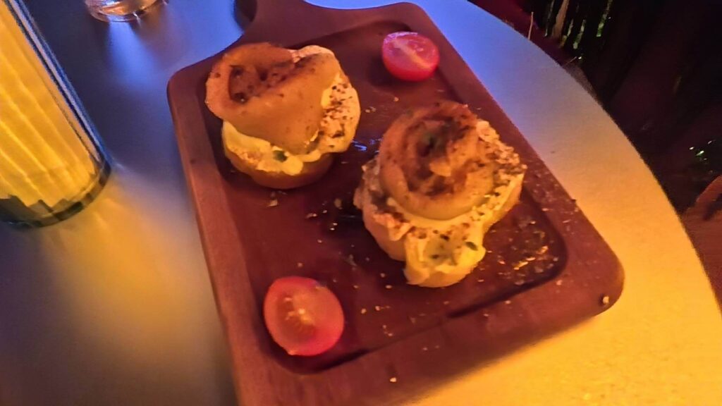 正旅館信義燻烤鮭魚餐點