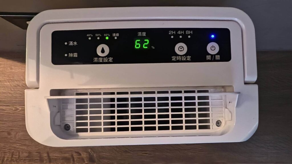 正旅館信義單人房除濕機，放置在電視下方