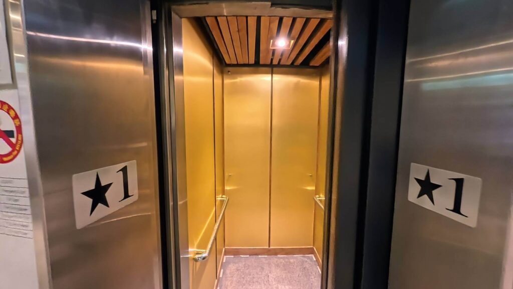 正旅館信義電梯設施，屬於比較老舊款