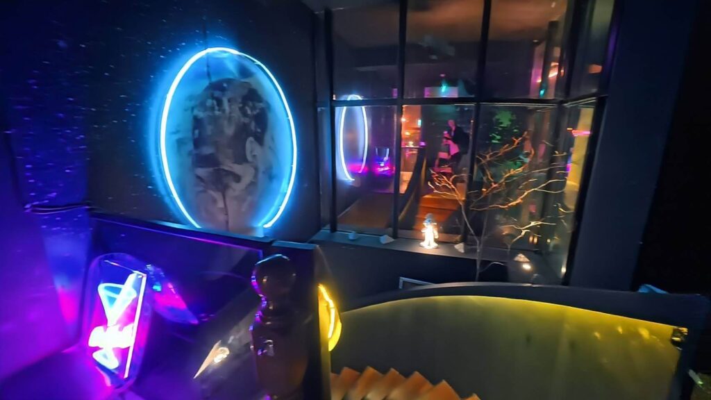 正旅館信義館內酒吧入口