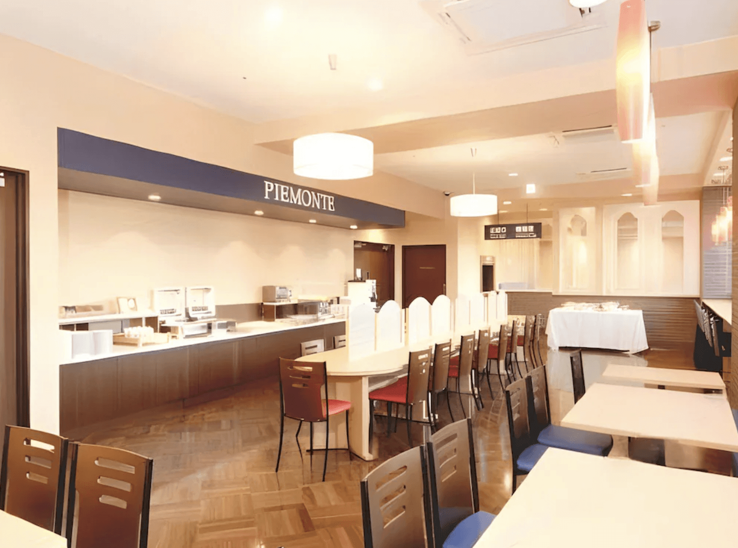 淺草京阪飯店 (Hotel Keihan Asakusa) 內的餐廳「PIEMONTE」，空間寬敞且照明充足，提供整齊的用餐區域與自助餐服務櫃檯，供房客舒適享用早餐